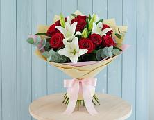 Букет цветов из:  Лилии и Розы в Платаве