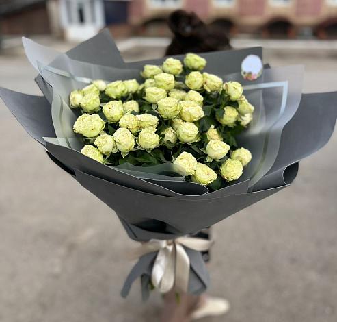 Букет Белые кустовые розы Солинеро в Платаве