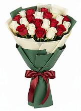 Букет Микс из красных и белых роз в Платаве