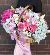 Цветочная композиция из Розы, Хризантемы, Пионы и Лизиантусы в корзине в Платаве