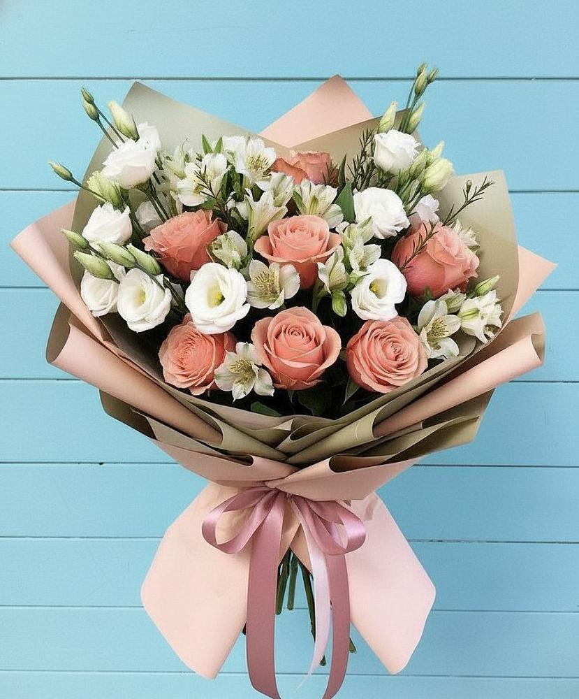 Букет цветов из: Розы, Альстромерии и Лизиантусы в Платаве