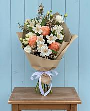 Букет цветов из:  Альстромерии, Лизиантусы, Розы и Хризантемы в Платаве