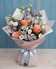 Букет цветов из:  Лизиантусы, Розы, Альстромерии и Гипсофила в Платаве