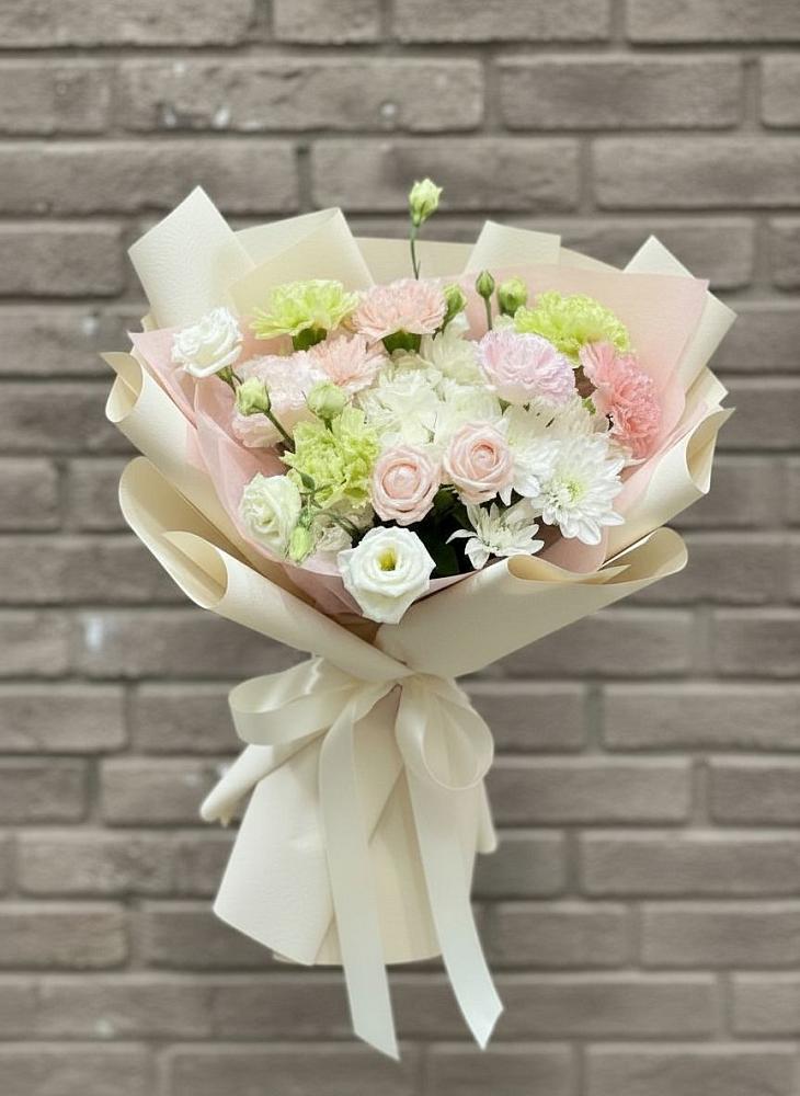 Букет цветов из: Гвоздики, Розы, Лизиантусы и Хризантемы в Платаве
