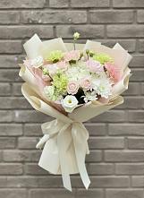 Букет цветов из:  Гвоздики, Розы, Лизиантусы и Хризантемы #REPLACE_PRED# Платаве