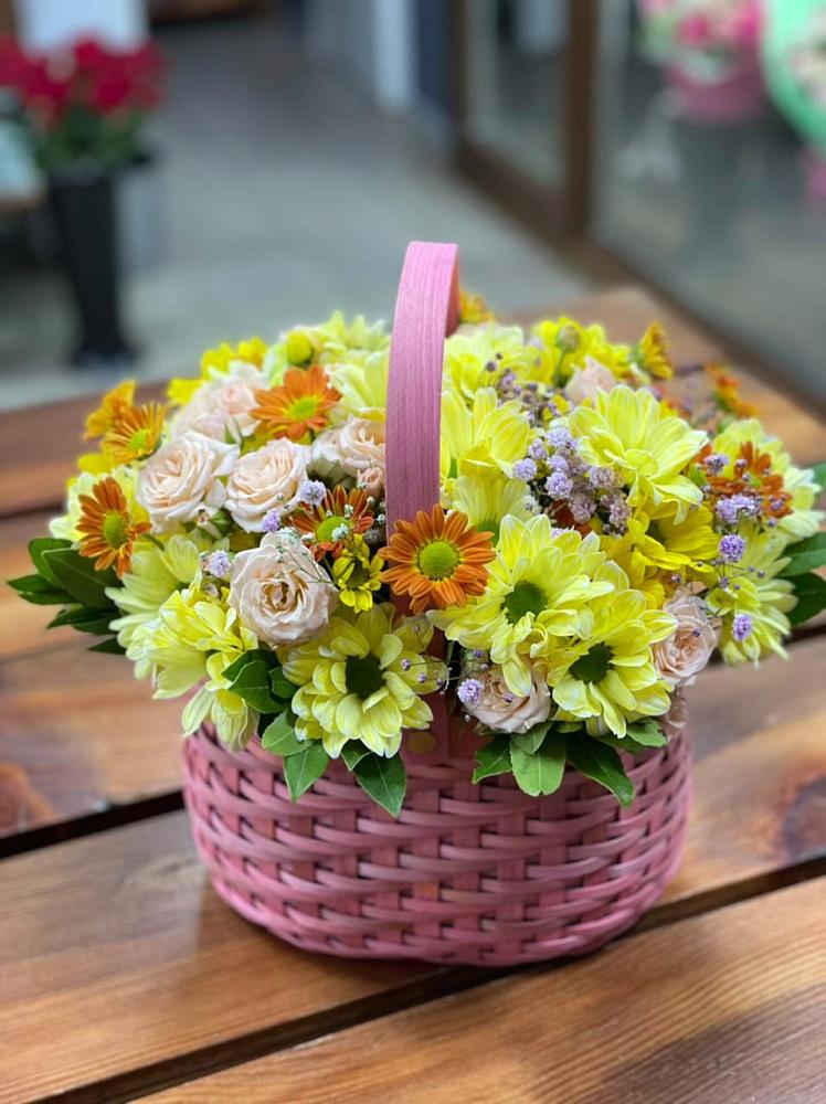 Цветочная композиция из Хризантемы и Розы в корзине в Платаве
