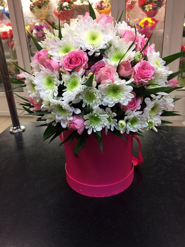 Цветочная композиция из Розы и Хризантемы в шляпной коробке в Платаве