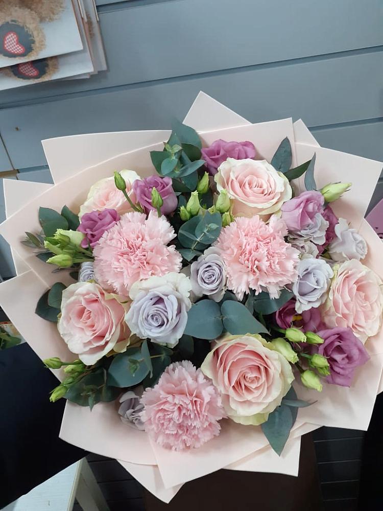 Букет цветов из: Розы, Гвоздики и Лизиантусы в Платаве