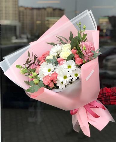 Букет цветов из: Розы, Лизиантусы и Хризантемы в Платаве