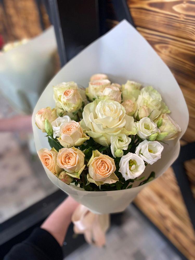 Букет цветов из: Розы и Лизиантусы в Платаве